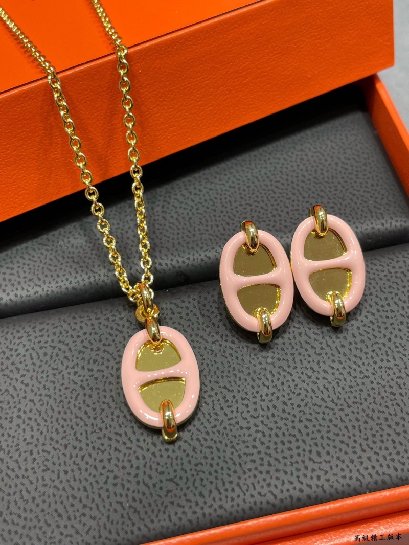 H**me5 necklaces